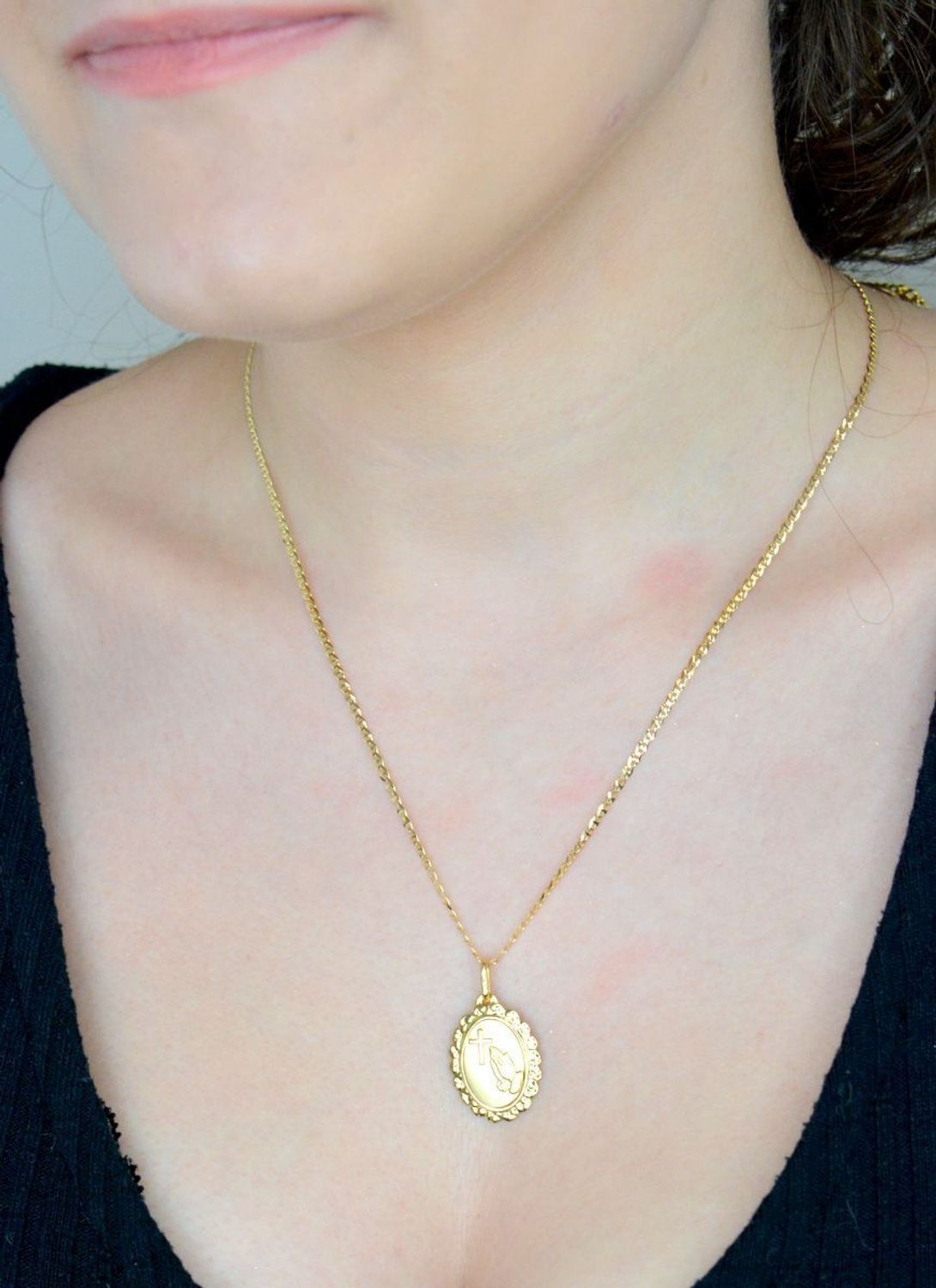 Złota zawieszka medalik z krzyżem i ręce złożone do modlitwy próba 585 A6ZOPE911 PE214897.jpg